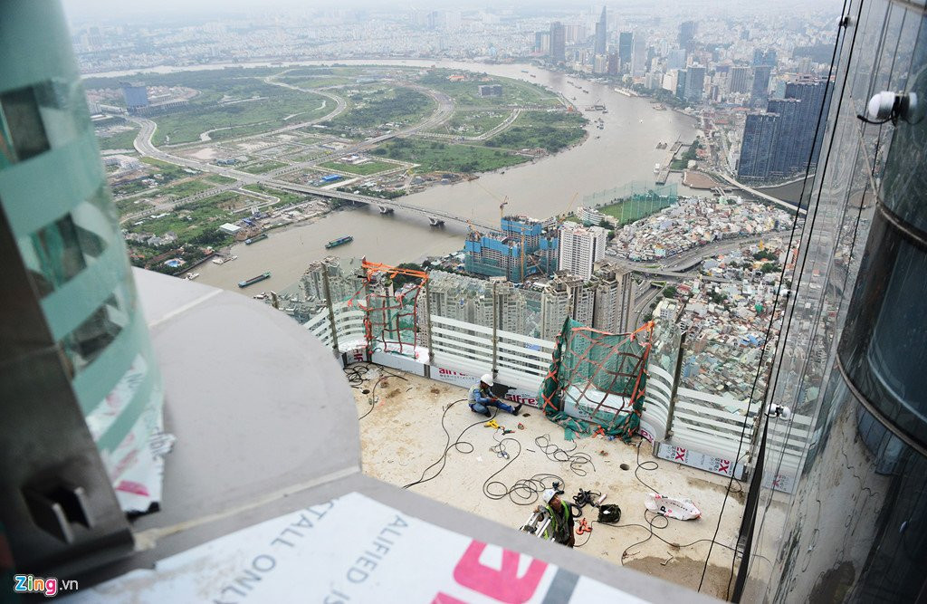 Canh thi cong tren dinh toa nha cao nhat Viet Nam hinh anh 5