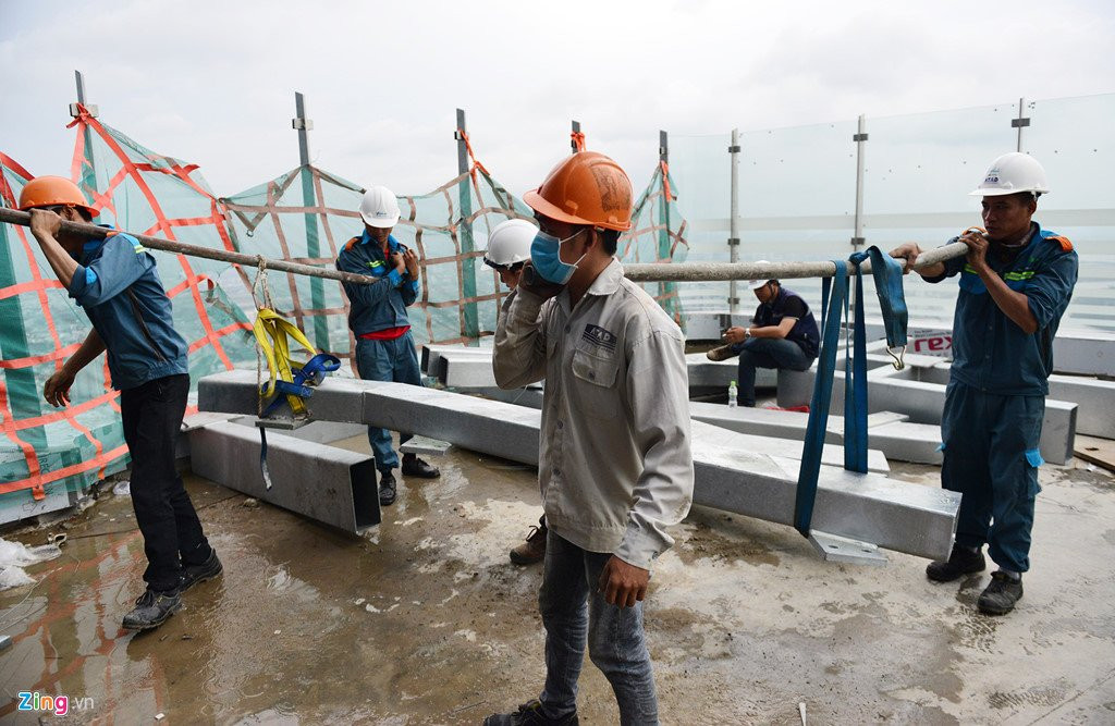 Canh thi cong tren dinh toa nha cao nhat Viet Nam hinh anh 6