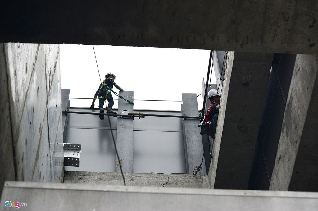 Canh thi cong tren dinh toa nha cao nhat Viet Nam hinh anh 7