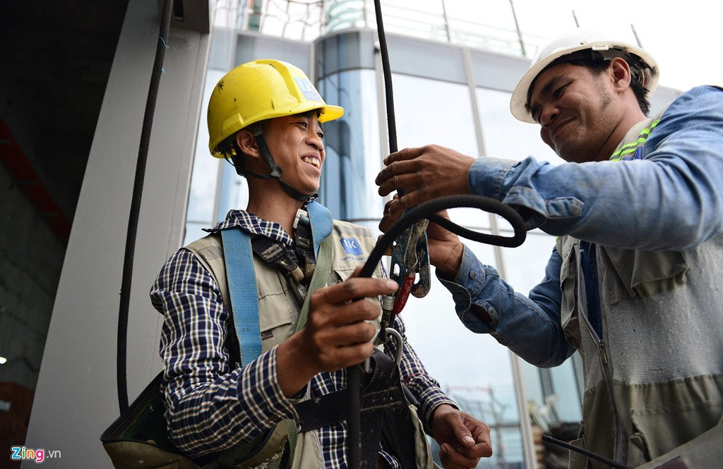 Canh thi cong tren dinh toa nha cao nhat Viet Nam hinh anh 10