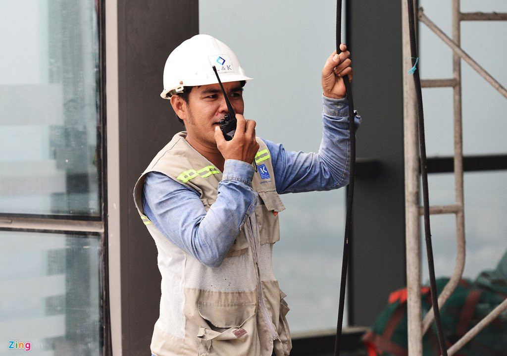 Canh thi cong tren dinh toa nha cao nhat Viet Nam hinh anh 9