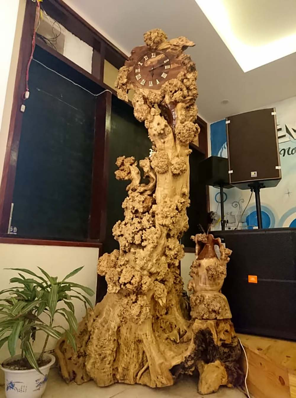 Chiếc đồng hồ gốc me tuổi đời trăm độc nhất vô nhị đất Việt