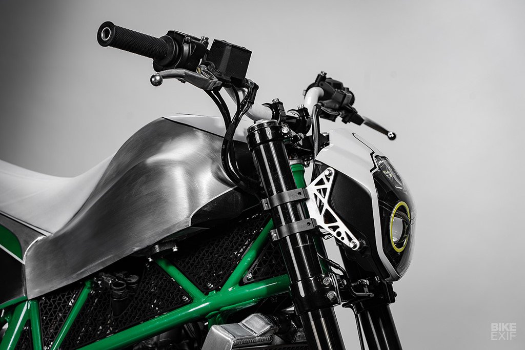 Luon lach pho hep cung KTM Duke 690 tu lo do tru danh nuoc My hinh anh 10