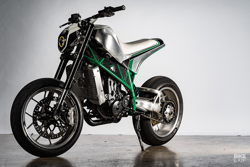 Luon lach pho hep cung KTM Duke 690 tu lo do tru danh nuoc My hinh anh 11
