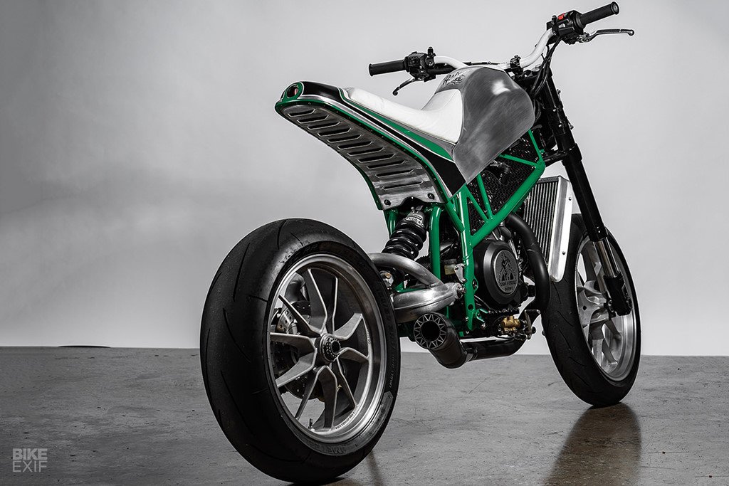 Luon lach pho hep cung KTM Duke 690 tu lo do tru danh nuoc My hinh anh 12