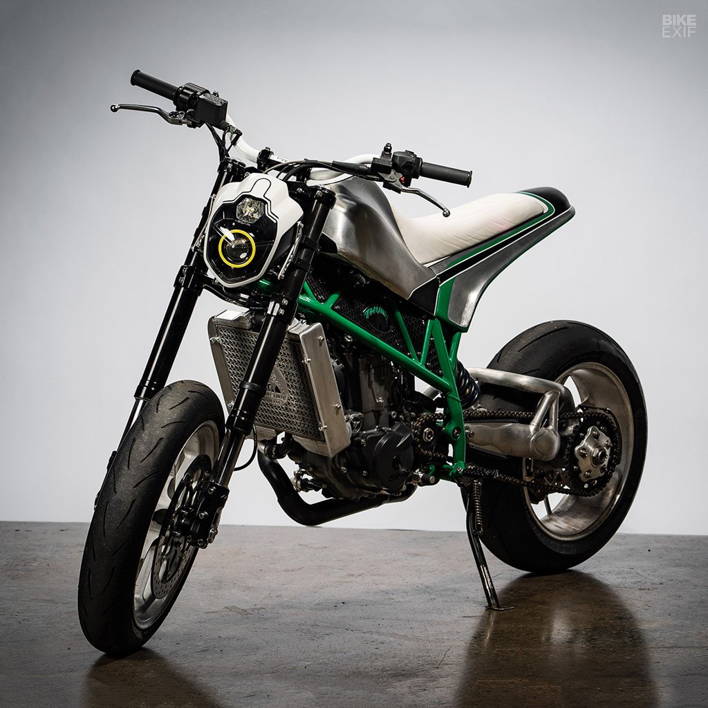 Luon lach pho hep cung KTM Duke 690 tu lo do tru danh nuoc My hinh anh 2