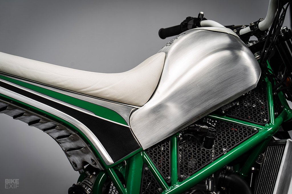 Luon lach pho hep cung KTM Duke 690 tu lo do tru danh nuoc My hinh anh 4