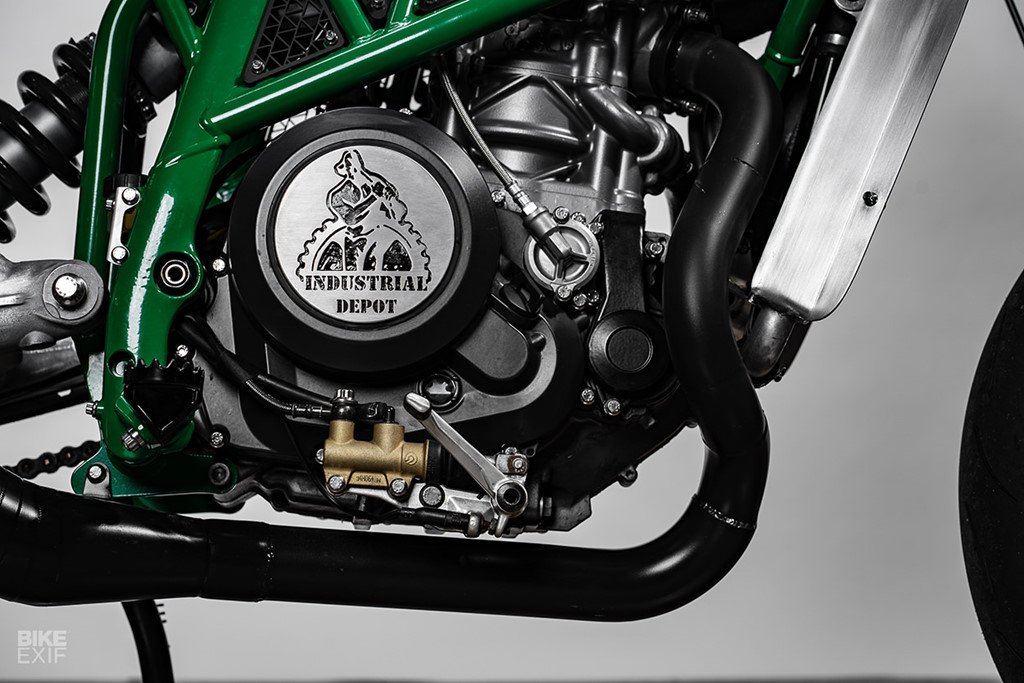 Luon lach pho hep cung KTM Duke 690 tu lo do tru danh nuoc My hinh anh 5