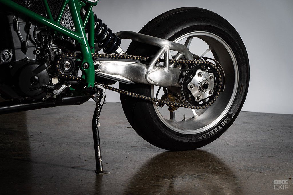 Luon lach pho hep cung KTM Duke 690 tu lo do tru danh nuoc My hinh anh 6