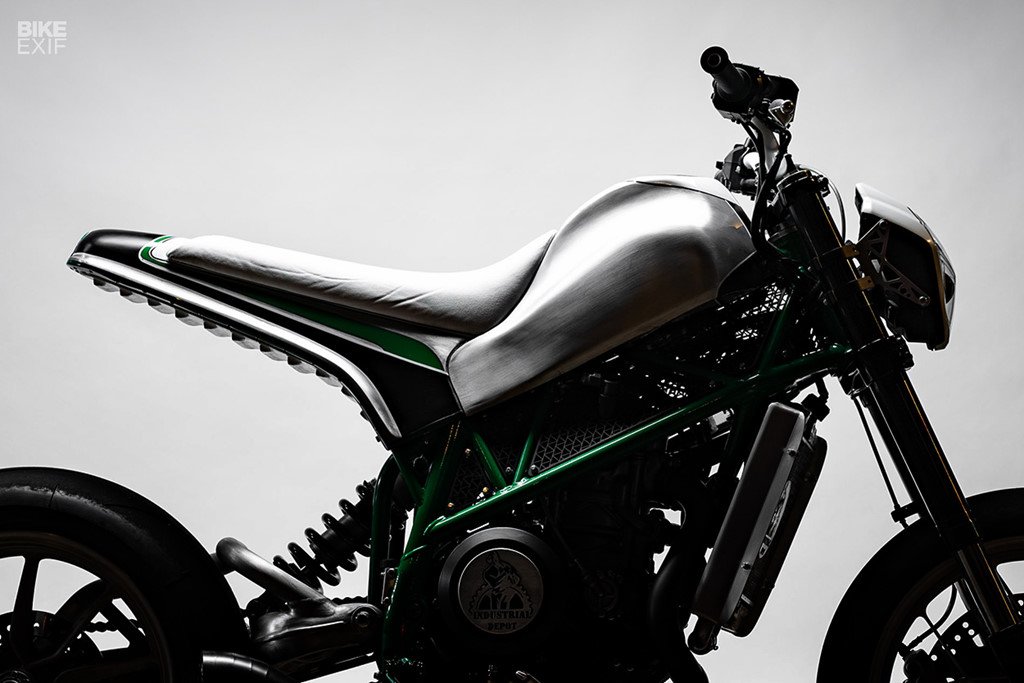 Luon lach pho hep cung KTM Duke 690 tu lo do tru danh nuoc My hinh anh 7