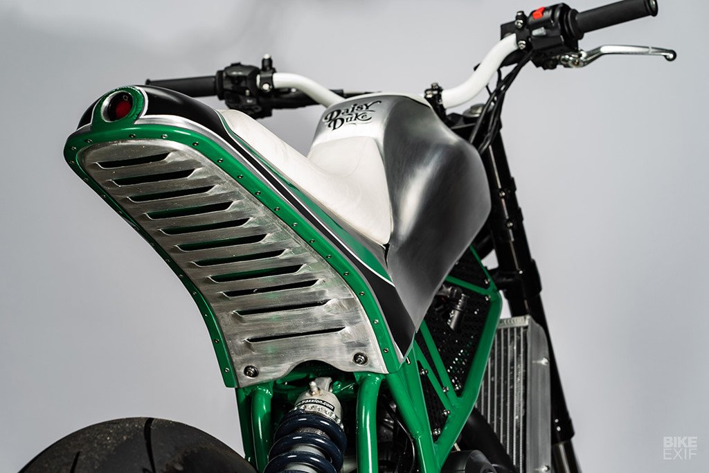 Luon lach pho hep cung KTM Duke 690 tu lo do tru danh nuoc My hinh anh 8