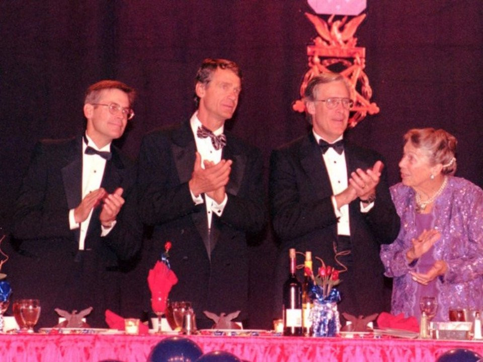 Gia toc giau nhat the gioi tieu khoi tai san tram ty USD nhu the nao? hinh anh 6