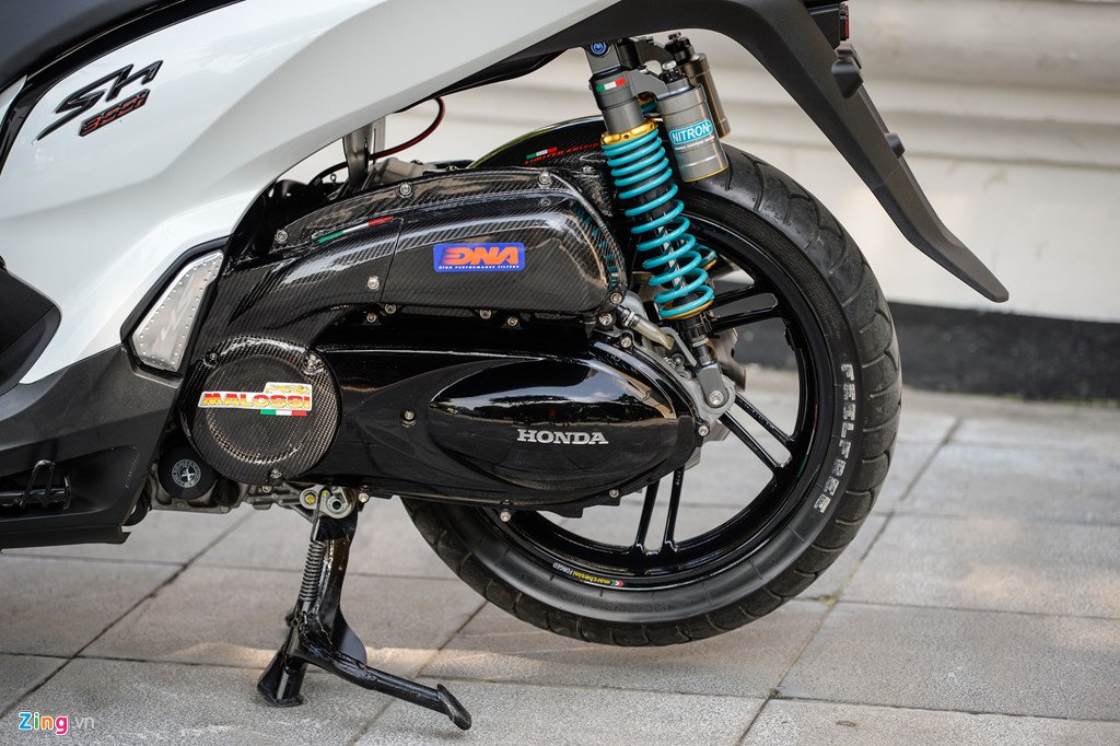 Honda SH 300i do gan 200 trieu tien do choi tai Ha Noi hinh anh 6