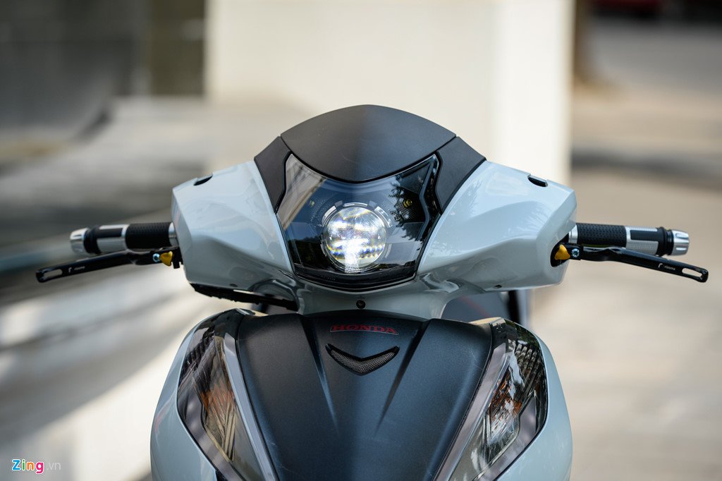 Honda SH 300i do gan 200 trieu tien do choi tai Ha Noi hinh anh 2