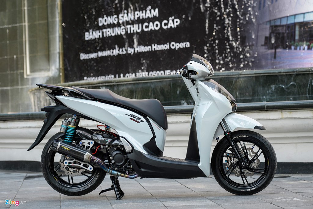 Honda SH 300i do gan 200 trieu tien do choi tai Ha Noi hinh anh 3