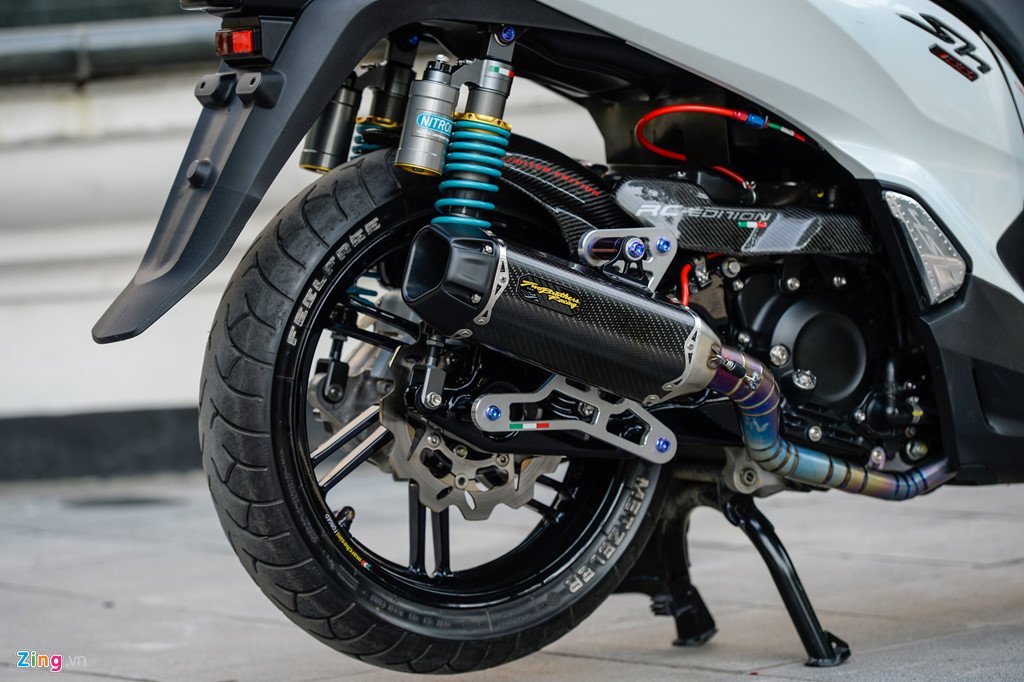 Honda SH 300i do gan 200 trieu tien do choi tai Ha Noi hinh anh 5