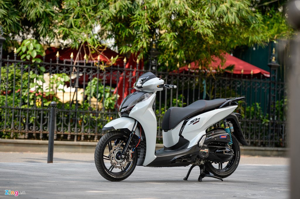 Honda SH 300i do gan 200 trieu tien do choi tai Ha Noi hinh anh 7