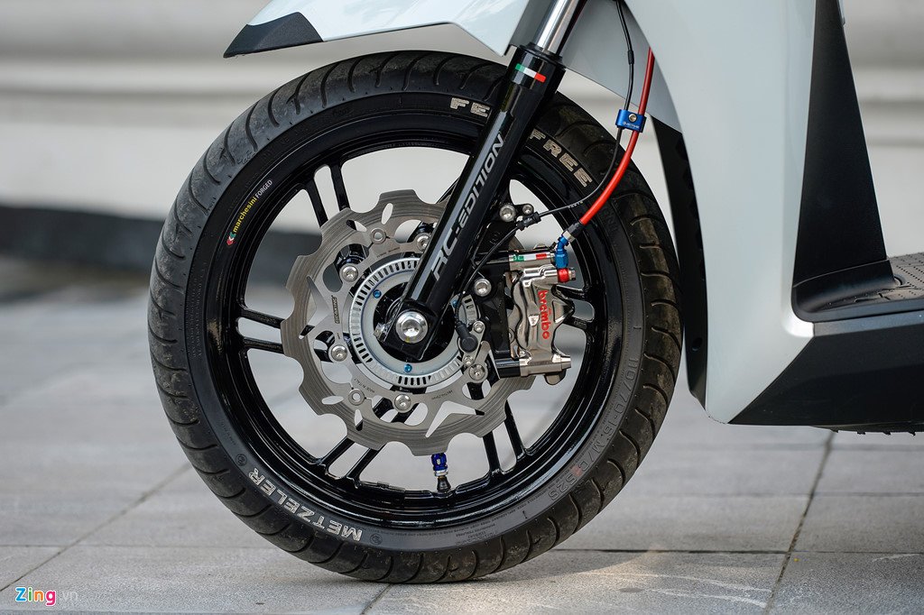 Honda SH 300i do gan 200 trieu tien do choi tai Ha Noi hinh anh 4