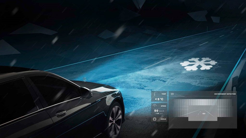 Xe Mercedes dung den pha giao tiep voi nguoi di duong hinh anh 3