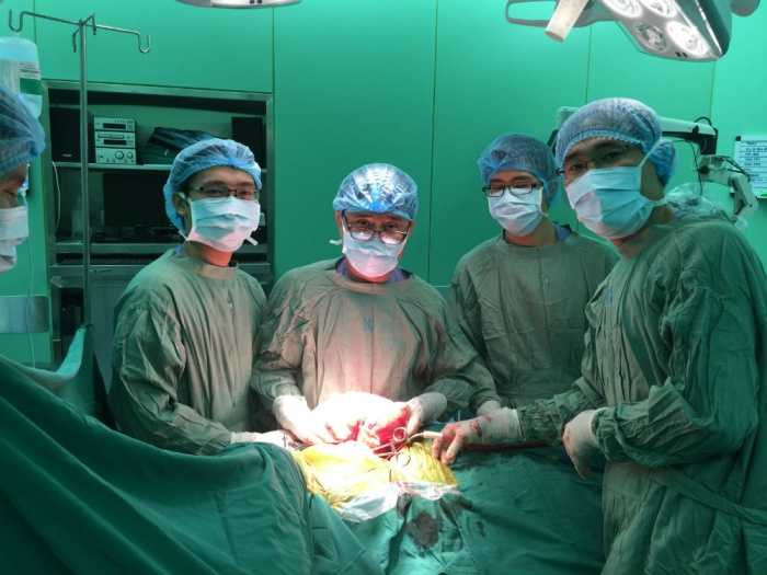 lay khoi u nang 26 kg trong khoang mang phoi benh nhan