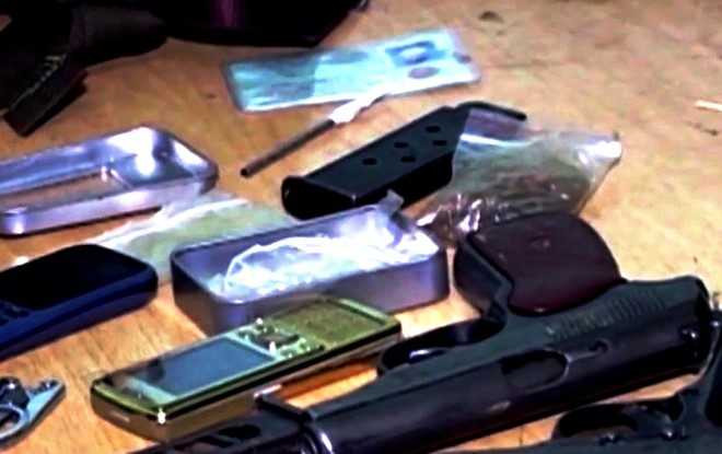 Dang bi truy na van mang theo 3 khau sung buon ma tuy hinh anh 2