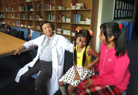 Mẹ con bé Thắm vui vẻ trò chuyện cùng bác sĩ Đào Trung Hiếu, Phó Giám đốc Bệnh viện Nhi Đồng 1, trưởng ê kíp phẫu thuật cho bé