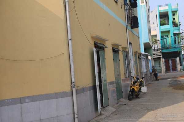Cha cầm dao cứa cổ mẹ, con gái gào khóc