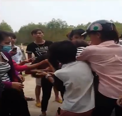 Bac Giang: Nu sinh danh nhau lot ao, lo vung kin