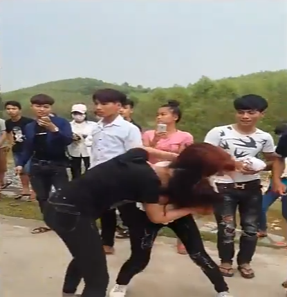 Bac Giang: Nu sinh danh nhau lot ao, lo vung kin