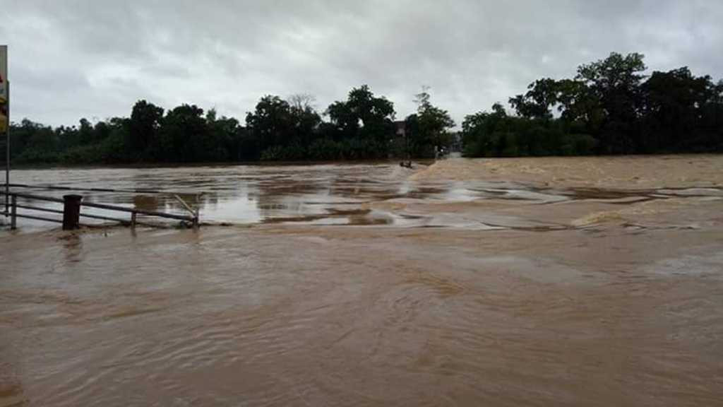 Đường sắt chuyển hơn 1.000 hành khách ra khỏi vùng lũ - ảnh 1