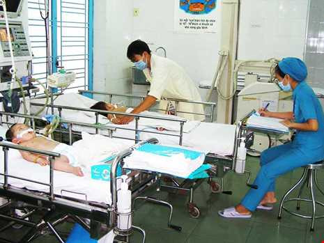 Con nguy kịch vì cha mẹ tự ý làm bác sĩ - ảnh 1