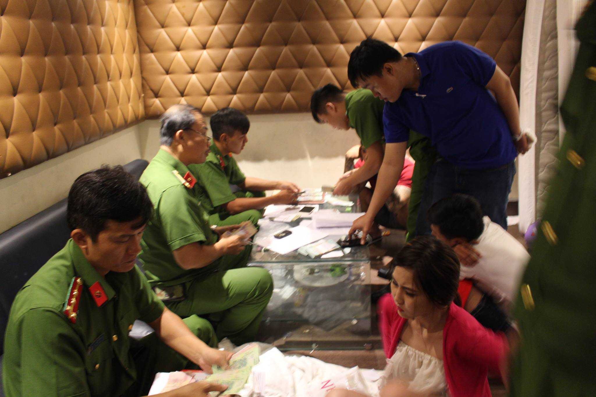 Phát hiện ổ 'đập đá, hút cỏ' trong khách sạn giữa trung tâm Sài Gòn - ảnh 3