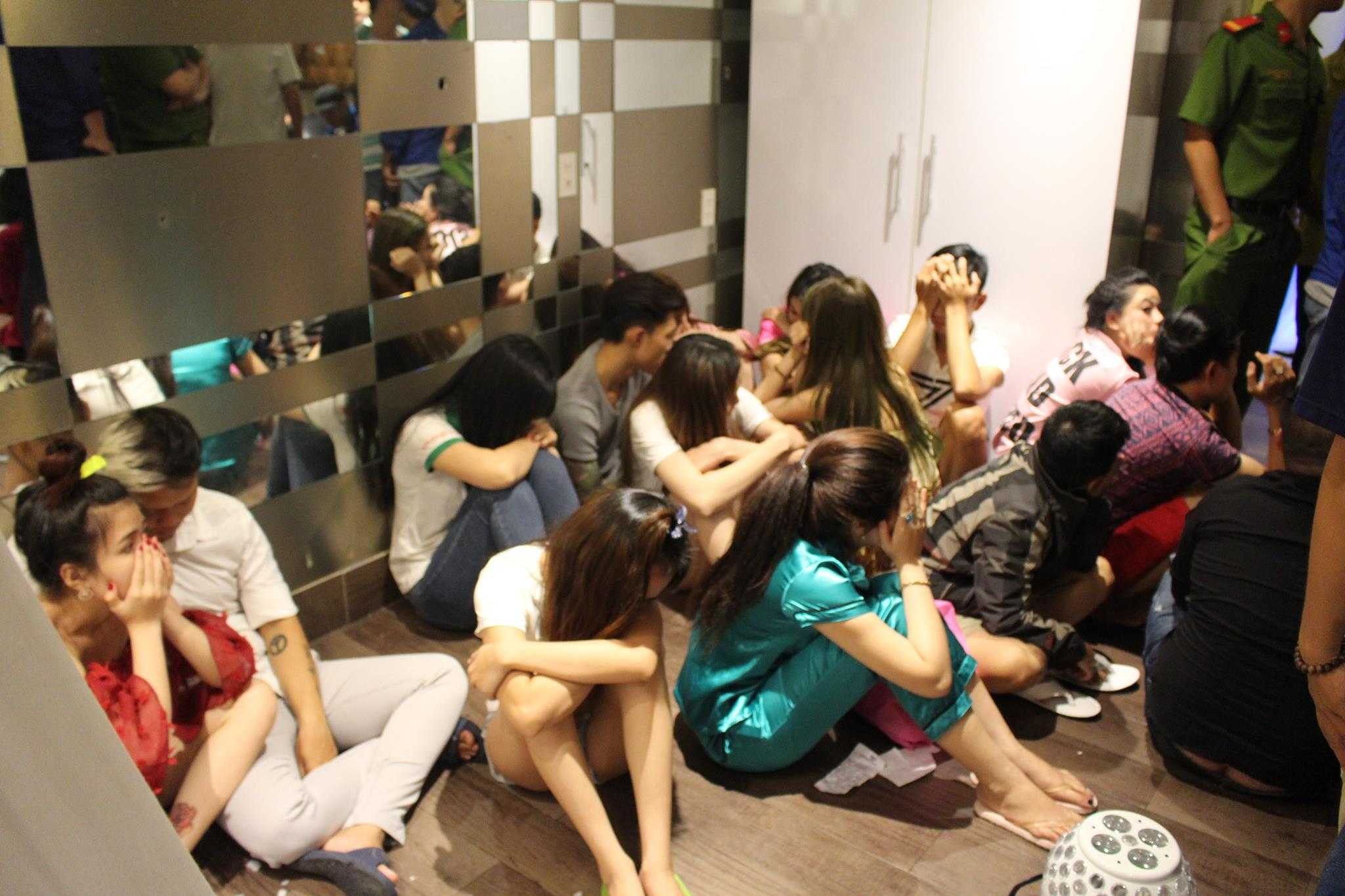 Các thanh niên nam nữ bị bắt quả tang khi đang tụ tập 'đập đá, hút cỏ' ở khách sạn, sáng 25.10 /// Ảnh: Đức Tiến