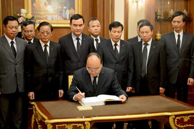 Thủ tướng ghi sổ tang sau khi viếng iếng Nhà vua Thái Lan Bhumibol Adulyadej - Ảnh: Cổng TTĐT chính phủ