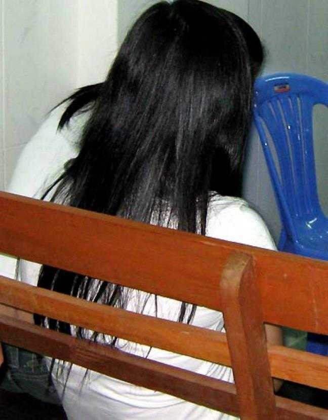 Ác phụ ép hai con gái bán thân để lấy tiền đánh bạc