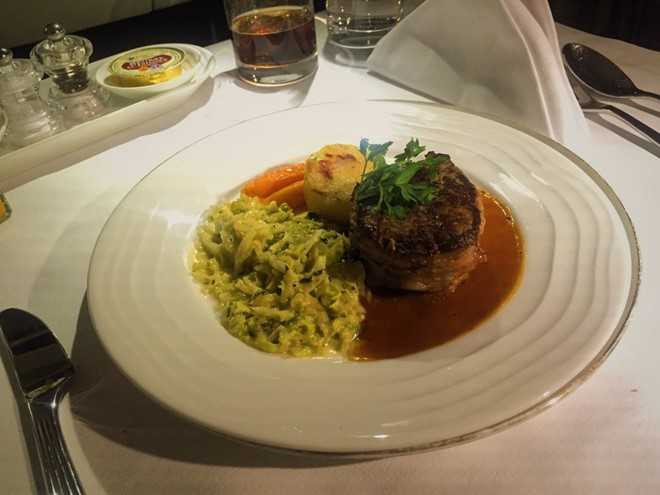 Trai nghiem chuyen bay gia 5.000 USD hinh anh 6