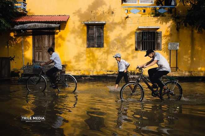 Ghe thuyen vao pho co Hoi An ngay ngap nuoc hinh anh 6