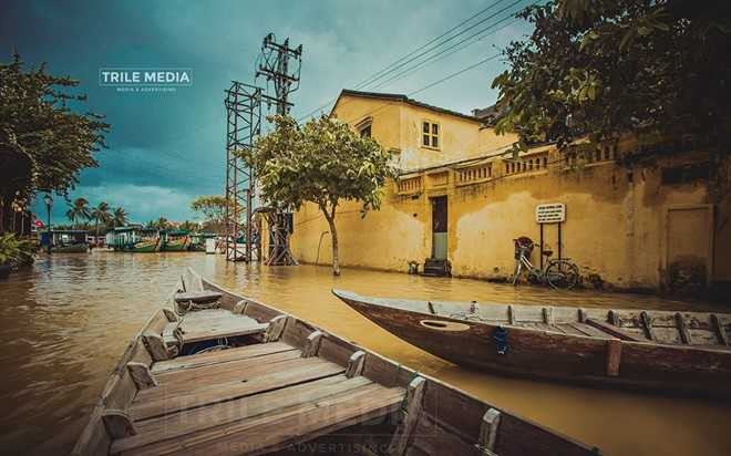 Ghe thuyen vao pho co Hoi An ngay ngap nuoc hinh anh 4