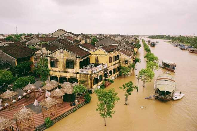 Ghe thuyen vao pho co Hoi An ngay ngap nuoc hinh anh 3