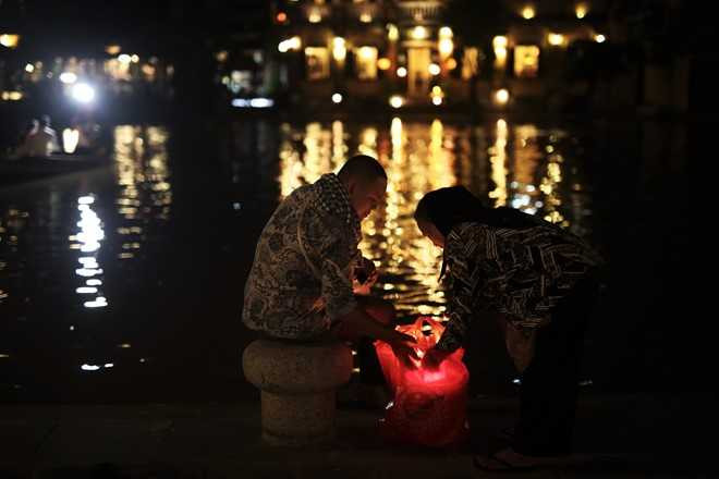 Ghe thuyen vao pho co Hoi An ngay ngap nuoc hinh anh 12