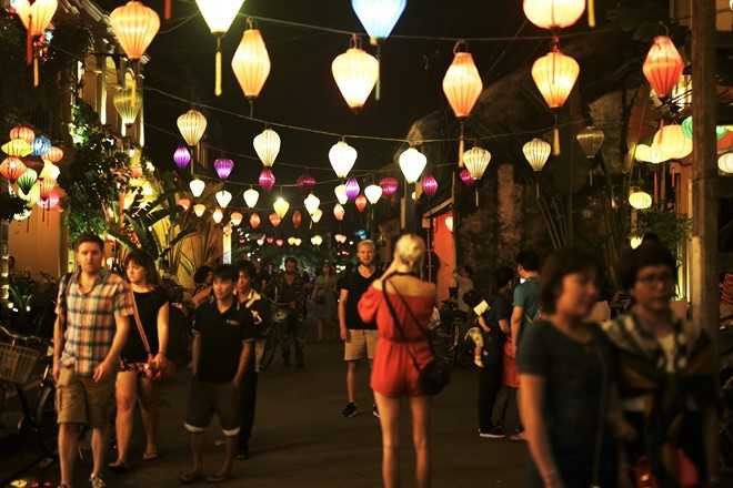 Ghe thuyen vao pho co Hoi An ngay ngap nuoc hinh anh 10