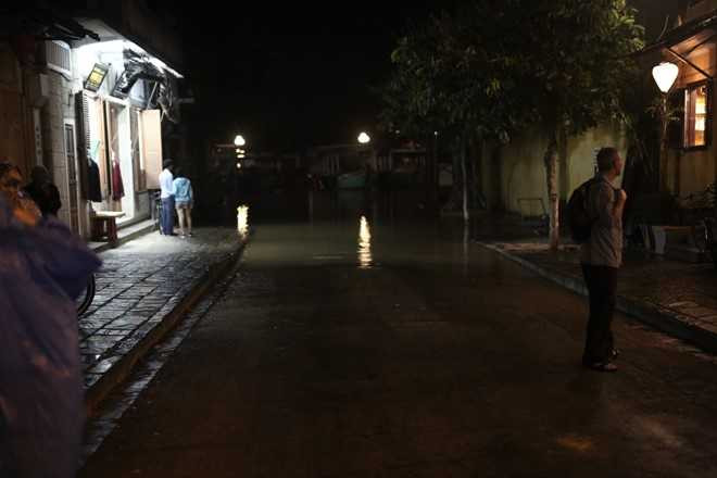 Ghe thuyen vao pho co Hoi An ngay ngap nuoc hinh anh 8