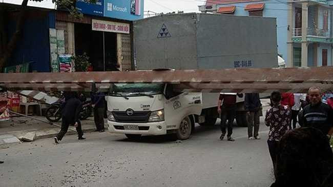 Hải Dương: Barrier hạn chế chiều cao đè bẹp cabin xe tải, 3 người thoát chết