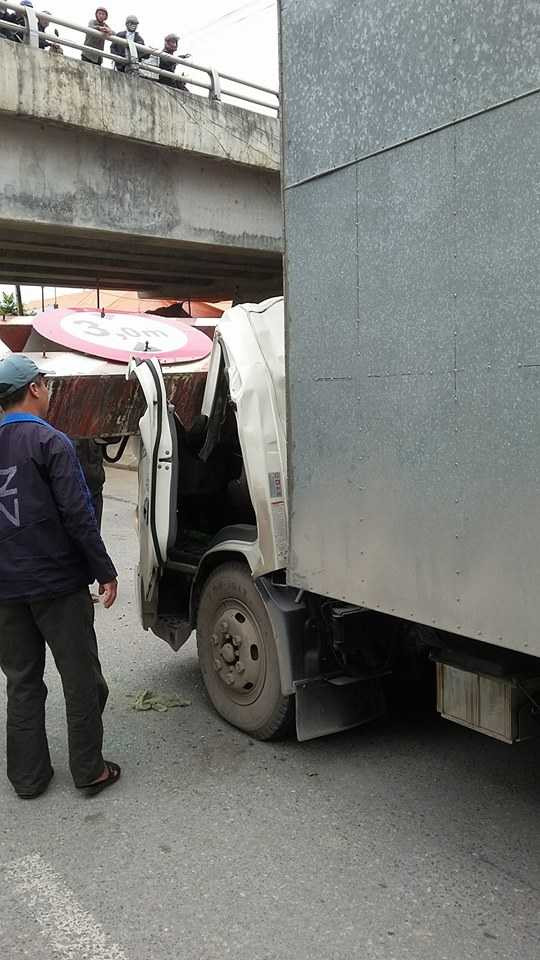 Trên barrier có biển báo chiều cao tối đa của các phương tiện đi qua gầm cầu là 3 mét.