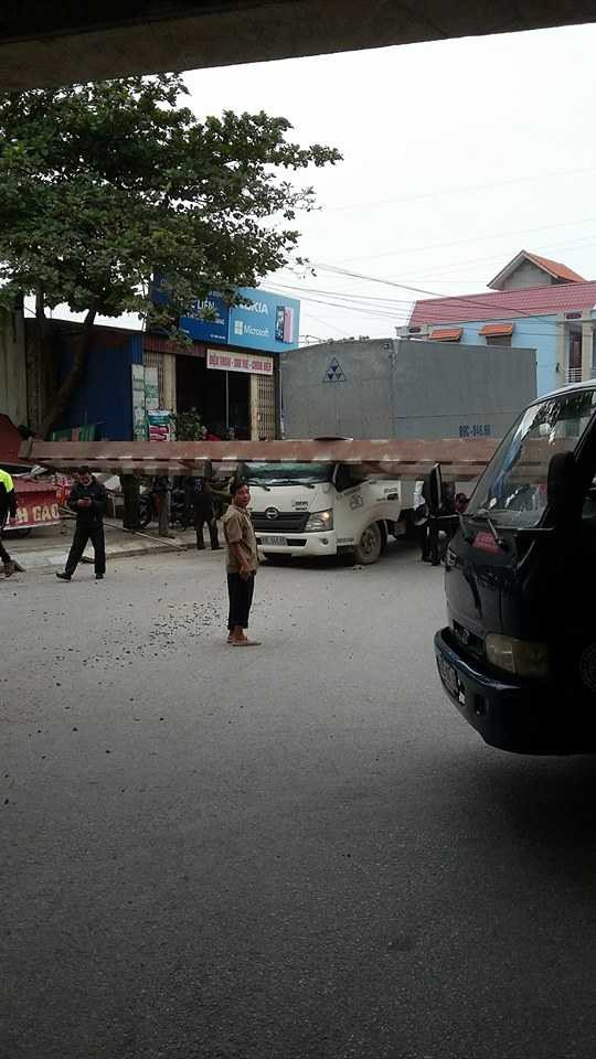 Barrier làm sập mái hiên của một ngôi nhà bên đường.