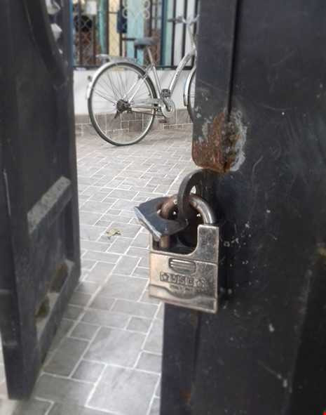 Trộm tỉnh bơ khiêng két tiền vàng như chốn không người - ảnh 1