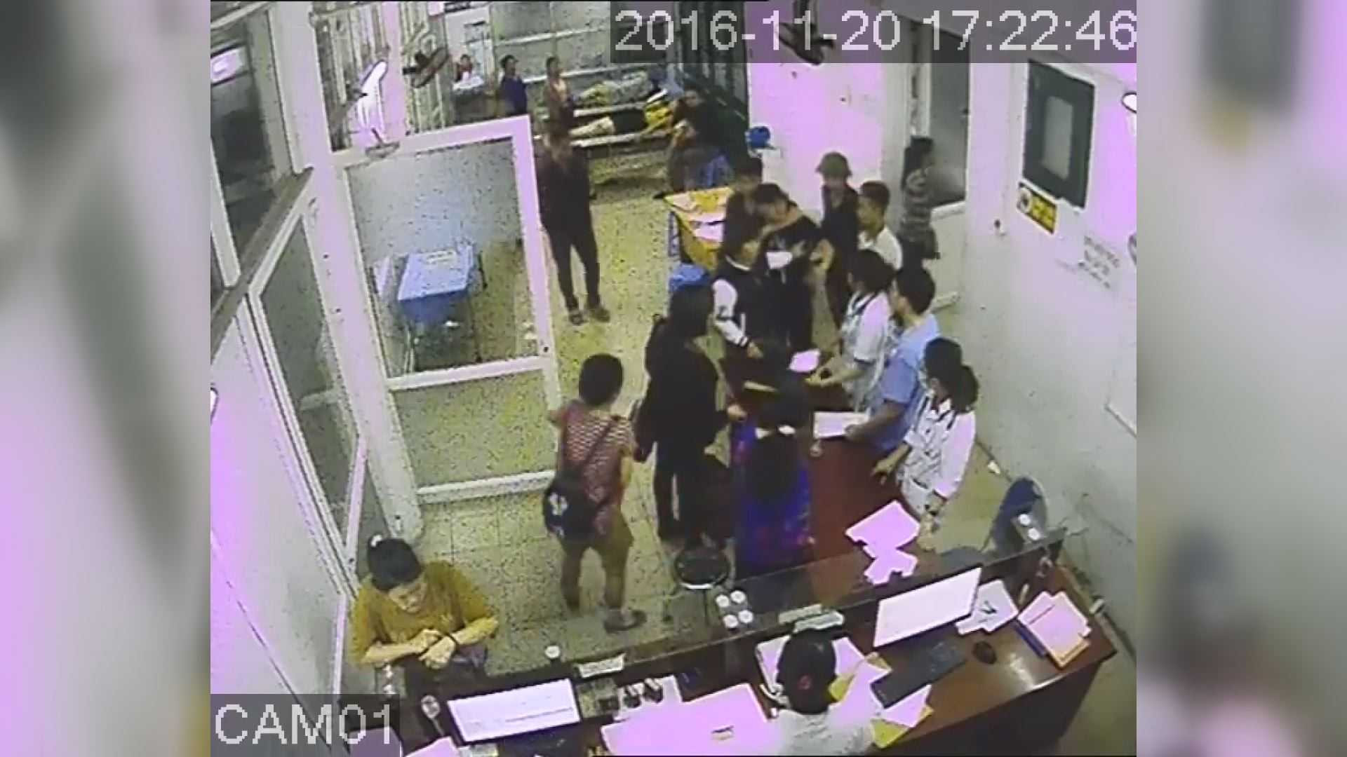 Côn đồ lao vào bệnh viện đe dọa, đánh nhân viên y tế - ảnh 1