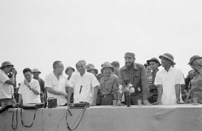 Lãnh tụ Fidel Castro và Thủ tướng Phạm Văn Đồng tại cuộc mít tinh của nhân dân Quảng Trị chào mừng đoàn đại biểu Cu Ba - Ảnh: TTXVN