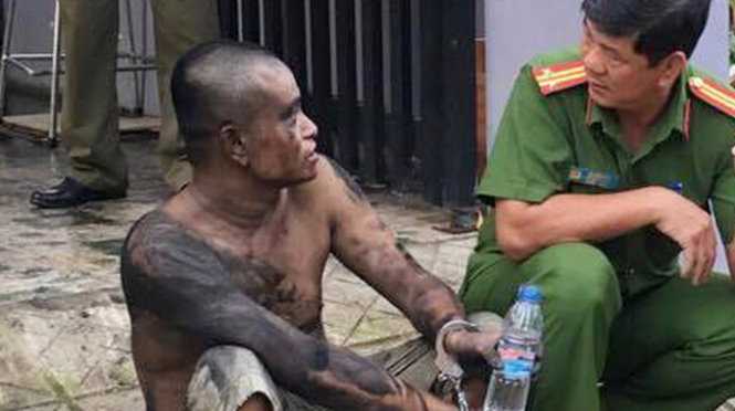 Người đàn ông nghi “ngáo đá” đốt nhà gây náo loạn khu phố - Ảnh: Đ.D