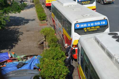 dan vo tu “te bay” tren duong pho ha noi hinh anh 2